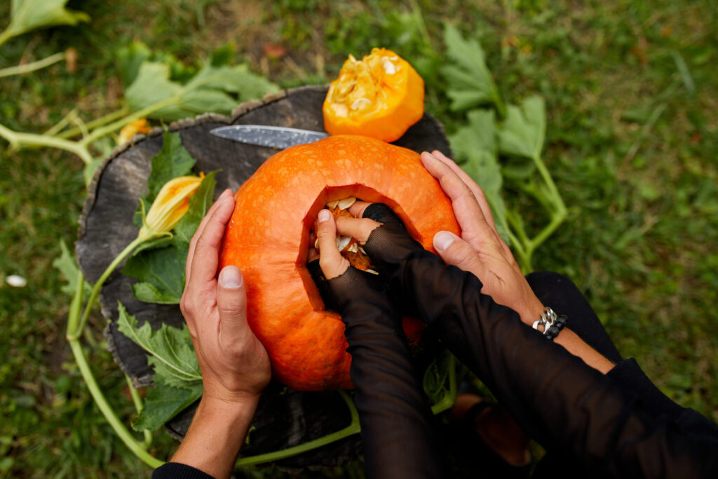 Zdjęcie ukazuje dynię hokkaido o intensywnym kolorze, przeciętą na pół, prezentując soczysty miąższ i pestki. Ta egzotyczna odmiana wzbudza ciekawość swoją słodyczą oraz uniwersalnością w kuchni. Ujęcie zachęca do wprowadzenia jej do codziennego menu.